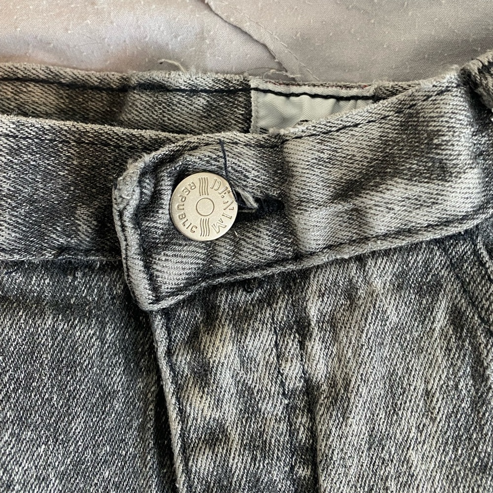 Vintage Denim Republic Cut Off Shorts in Grey Acid Wash - Picture 4 of 7